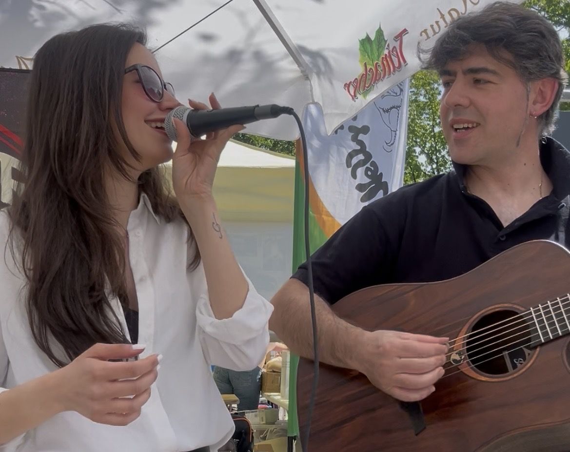 Another Loud Sunday – Sängerin und Gitarrist live beim Firmenjubiläum von Nellys Futterkiste in Karlsruhe